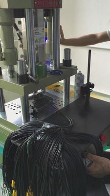 Kunststoff 30 Tonnen Spritzgießmaschine vertikal mit 50 G/S Spritzgeschwindigkeit und 1 Ejektor