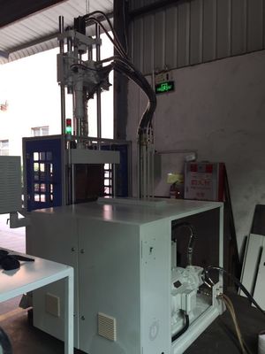 45T automatische vertikale thermoplastische Spritzgießmaschine mit 400 mm offenem Schlag