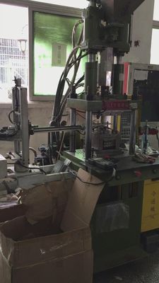 Kompakte Spritzgießmaschine 15T Vertikale einfache Bedienung für Kopfhörer