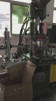 Halbautomatische vertikale Spritzgießmaschine 20T für Ersatzteile nach dem Betrieb
