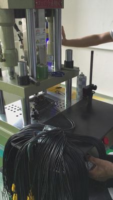 Halbautomatische vertikale Spritzgießmaschine 20T für Ersatzteile nach dem Betrieb