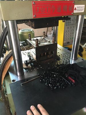 35T Plastik Vertikal Spritzgießmaschine Max Tageslicht 340/280mm Für Chip Automatik