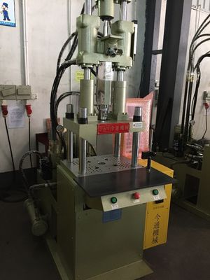 45T Roboter-Vertikal-Injektionsmaschine für Kunststoff mit 45mm-Ejektorschlag