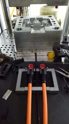 45T Vertikalspritzgießmaschine aus Kunststoff 110 Cm3 theoretisches Schussvolumen für PVC-Schutz