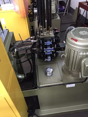 Kleine Mini-Kunststoff-Vertikalspritzgießmaschine 30 Tonnen 25mm Schraubendurchmesser