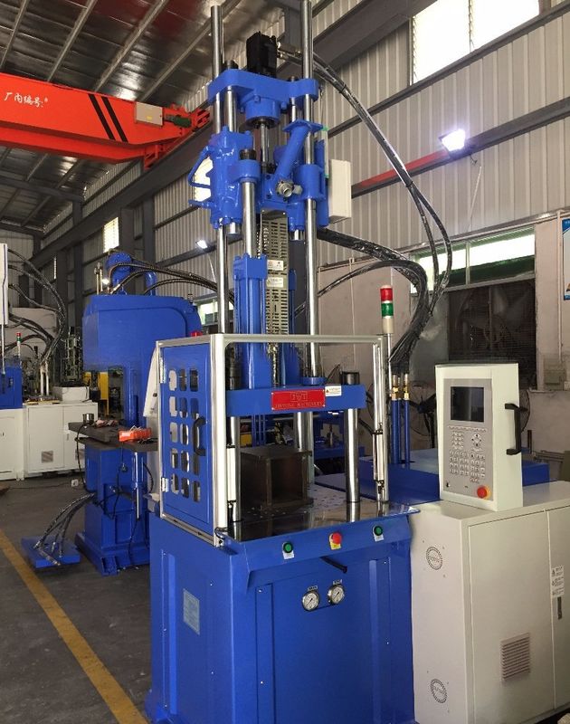200MM Öffnungsstrich 55T Hydraulische Vertikalspritzgießmaschine mit 2 Arbeitstischen